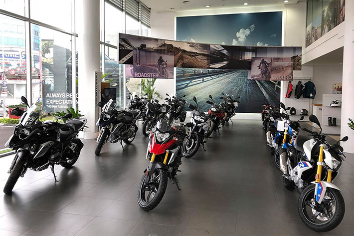 Những mẫu xe môtô BMW Motorrad do Công ty Cổ Phần Ô Tô Trường Hải nhập khẩu và phân phối chính hãng bao gồm: BMW S1000RR, S1000R, BMW F700GS, F800GS, R1200GS, R1200GSA, G310GS và G310R. Giá xe BMW Motorrad trong năm 2018 này thấp hơn rất nhiều so với giá trước đây bởi thuế khập khẩu đã về 0%.