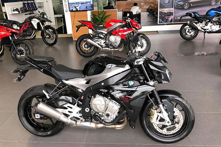 Siêu naked-bike BMW S1000R là mẫu xe sử dụng chung động cơ với "người anh em" S1000RR, xe được trang bị cỗ máy 999 phân khối 4 xi-lanh công suất 160 mã lực, mô-men xoắn cực đại 113 Nm. Hỗ trợ người lái là những công nghệ hàng đầu như kiểm soát bướm ga Ride-by-Wire, hỗ trợ sang số nhanh Quickshift.