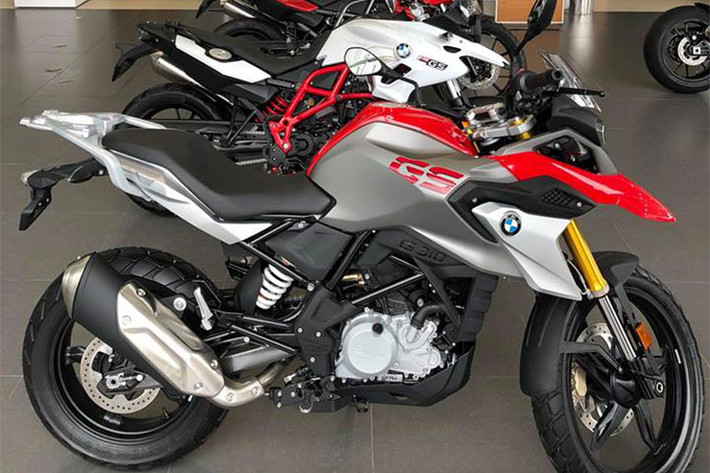 BMW G310GS là phiên bản Adventure của G310R, hướng đến các tín đồ đam mê sự xê dịch và thích rong ruổi trên các cung đường. Mẫu xe phân khối nhỏ này được thừa hưởng ngoại hình từ các đàn anh cao cấp GS, giúp người sử dụng đa dạng các cung đường. Tại thị trường Việt Nam, mức giá niêm yết chính hãng cho xe là 219 triệu đồng.
