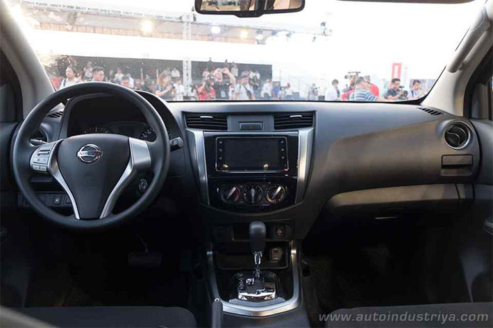 Bên trong Nissan Terra phiên bản mới xuất hiện của vô lăng 3 chấu đa chức năng, cửa gió điều hòa, mặt táp-lô được thiết kế công thái học và cụm điều khiển trung tâm đều được bê nguyên từ Navara sang Nissan Terra 2018. Khác với xe từng ra mắt tại Trung Quốc chỉ đi kèm nội thất 5 chỗ, Nissan Terra 2018 tại Philippines có 7 chỗ.