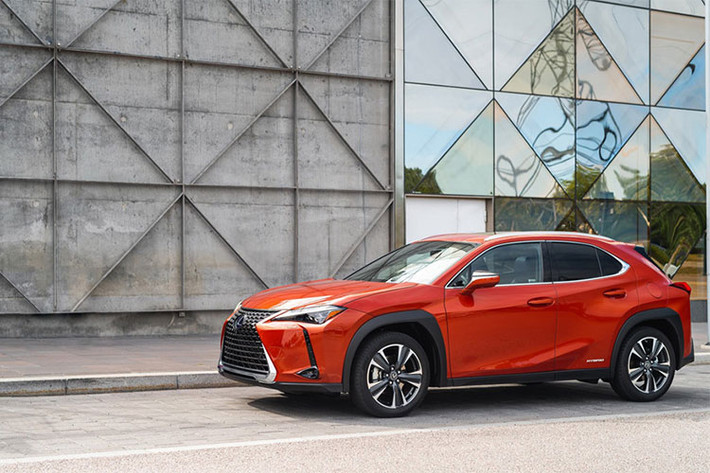Hệ thống an toàn Lexus Safety System+ 2.0 là trang bị tiêu chuẩn trên tất cả biến thể UX. Hệ thống này bao gồm 8 túi khí, đèn pha chiếu sáng thông minh, hỗ trợ nhận diện biển báo giao thông, cảnh báo làn đường với trợ lực lái, hỗ trợ theo dõi làn đường, điều khiển hành trình qua radar, hệ thống cảnh báo trước va chạm và tính năng phát hiện người đi bộ,...