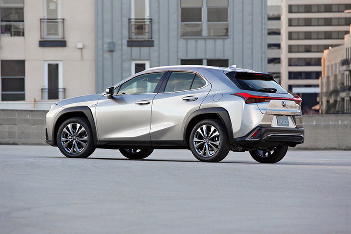 Xây dựng dựa trên nền tảng Global-Architecture-Compact (GA-C) mới, Lexus UX 2019 sở hữu vẻ ngoài góc cạnh, cá tính nhưng vẫn mang nét quyến rũ truyền thống của Lexus. Chiếc SUV cỡ nhỏ này có 12 lựa chọn màu sơn ngoại thất, trong đó có 2 màu độc quyền cho gói F Sport.