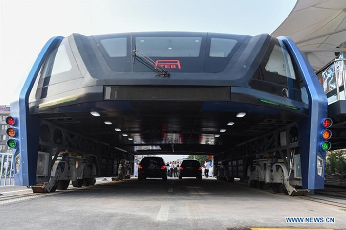 Mẫu concept của xe bus lần đầu tiên được công bố tại Trung Quốc vào năm 2010, nhưng không phải là ý tưởng gì quá mới mẻ. Vào năm 1969, từng có hai kiến trúc sư đề xuất giải pháp tương tự mang tên Landliner được đăng trên trang bìa tạp chí New York. Theo đó, Landliner sẽ di chuyển từ Washington đến Boston với tốc độ 322 km/h.