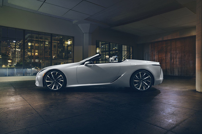 Lexus miêu tả LC Convertible Concept như "LC trong hình dáng đẹp đến nghẹt thở nhất" và đóng vai trò như hình ảnh xem trước cho một mẫu xe thương mại sẽ ra đời trong tương lai. "Mẫu xe concept này có thiết kế không thể lẫn vào đâu của LC và được mường tượng như một mẫu xe mui trần tương lai", ông Tadao Mori, thiết kế trưởng của Lexus, phát biểu.