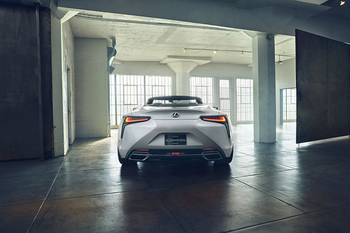 Lexus LC Convertible hoàn toàn mới sở hữu thiết kế với kích thước dài 4.770 mm, rộng 1.920 mm và cao 1.340 mm, Lexus LC Convertible Concept có kích thước nhỉnh hơn phiên bản coupe. Cụ thể, Lexus LC Convertible Concept dài hơn 10 mm và thấp hơn 5 mm so với LC Coupe.