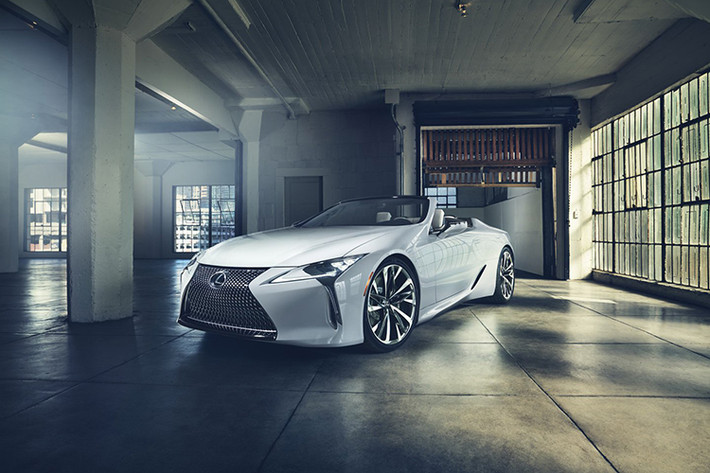 Thương hiệu xe sang Lexus đã bất ngờ vén màn phiên bản mui trần của dòng coupe thể thao LC dưới dạng xe concept trước thềm triển lãm Ô tô Detroit 2019, khai mạc vào thứ hai tuần sau, ngày 14/1/2019. Theo hãng xe Nhật Bản, Lexus LC Convertible Concept ra đời khi bộ phận thiết kế của họ đang "khám phá sự tiến hóa của thương hiệu".