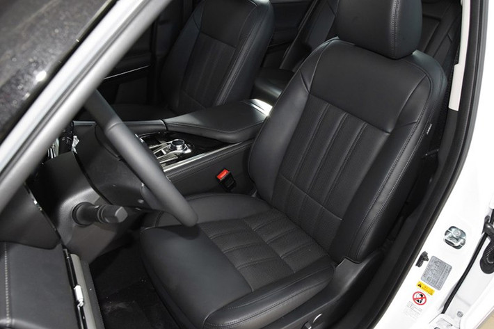 Nhìn chung, Changan CS95 sở hữu thiết kế như sự pha trộn giữa nhiều mẫu SUV hạng sang nổi tiếng. Đầu xe của Changan CS95, đặc biệt là lưới tản nhiệt, gợi liên tưởng đến xe sang Lexus. Trong khi đó, phần sườn xe của mẫu SUV này lại được đánh giá là giống Range Rover. Riêng phần đuôi xe, nhất là cụm đèn hậu có thiết kế tương tự Lincoln Navigator.