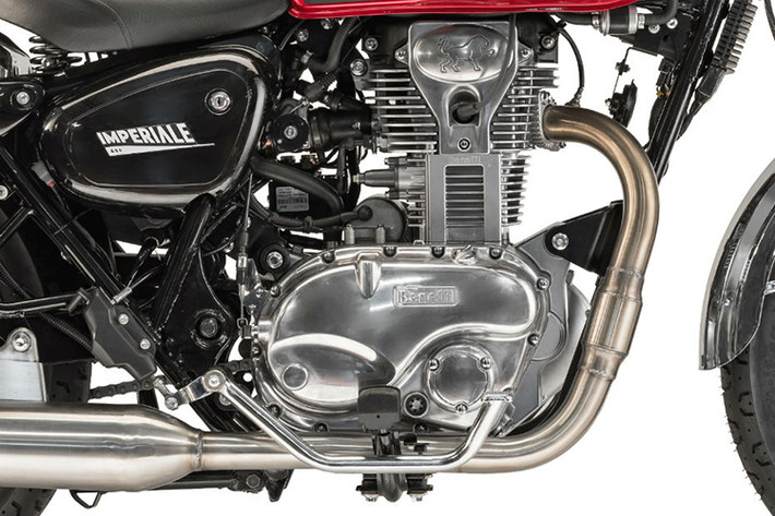 Cung cấp sức mạnh cho Imperiale 400 là khối động cơ SOHC 2 van xi-lanh đơn có dung tích 373,5cc, làm mát bằng không khí, 5 cấp số, có phun nhiên liệu điện tử để tăng hiệu năng và đáp ứng tiêu chuẩn Euro 4. Dù sở hữu dung tích lớn nhưng động cơ này lại có công suất khá khiêm tốn, chỉ 19PS tại tua máy 5.500v/ph.