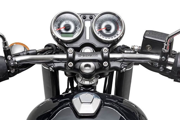 Ngay cả những chi tiết nhỏ nhất như bảng đồng hồ kép cũng đã được Benelli chú ý để đem tới cho chiếc xe vẻ ngoài cổ điển, nhã nhặn nhưng vẫn đầy đủ thông số, chi tiết giống như những mẫu xe môtô hiện đại khác.