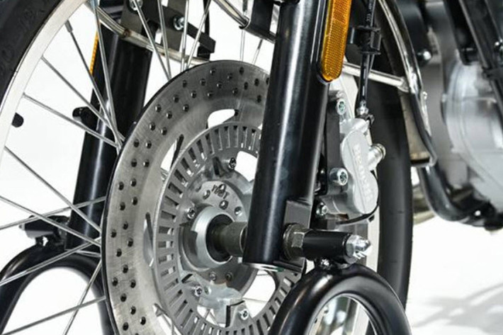 Chiếc xe được trang bị hệ thống phanh đĩa đơn cho cả 2 bánh được tích hợp sẵn ABS, vành nân kèm bánh căm. Ở phía sau, hãng xe máy Benelli cũng tặng kèm cho các khách hàng mua xe một cặp túi chứa đồ bằng vải chống nước có thể tháo rời.