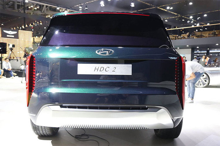 Những điểm nhấn khác trong thiết kế của Hyundai Grandmaster bao gồm hốc bánh rộng và chi tiết ốp màu tương phản kéo dài đến đuôi xe, bộ vành của mẫu concept này cũng có đường kính lớn. Đáng tiếc là thiết kế đuôi xe không có gì đặc biệt, ngoại trừ cụm đèn hậu nằm dọc. Trong khi đó, bộ khuếch tán của xe được khứa dọc, tương tự tấm ốp gầm phía trước.