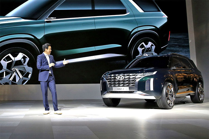 Trong triển lãm ôtô Busan 2018 diễn ra tại quê nhà Hàn Quốc, hãng Hyundai tiếp tục sử dụng ngôn ngữ thiết kế “Sensuous Sportiness” cho một mẫu xe concept mới mang tên Grandmaster (HDC-2). Khác với Le Fil Rouge vốn sở hữu kiểu dáng coupe thấp, mẫu xe Hyundai Grandmaster mới lại thuộc phân khúc SUV cỡ lớn.