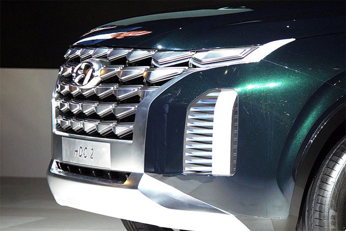 Trong khi đó, thiết kế sườn xe của chiếc SUV Hyundai Grandmaster mới trông khá thú vị vì viền màu bạc ở trên và dưới cửa sổ không nối liền với nhau. Viền bên trên dường như tạo ra sự phân chia giữa cửa sổ và cột C sơn đồng màu thân xe càng làm nhấn mạnh điều này.