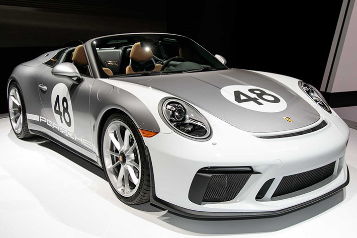 Hãng xe ôtô Porsche đã khiến cả thế giới kinh ngạc với sự ra mắt của mẫu 911 Speedster 2019 vô cùng hấp dẫn tại Triển lãm Ô tô New York 2019 vừa qua. mẫu xe Porsche 911 Speedster mới đóng vai trò như một niềm kiêu hãnh, sự tỏa sáng cuối cùng của dòng 911 thế hệ 991.