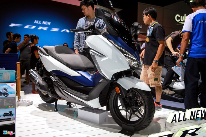 Được trang bị bộ khung hoàn toàn mới, Honda Forza 300 2018 có chiều dài cơ sở giảm đi 35 mm chỉ còn 1.510 mm, cũng như tinh giản 12 kg khối lượng để chỉ còn nặng tối đa 182 kg khi đã đổ đầy bình nhiên liệu 11,5L. Tất cả những điều chỉnh này góp phần mang đến tầm quan sát tốt hơn và khả năng điều khiển linh hoạt hơn cho người lái.