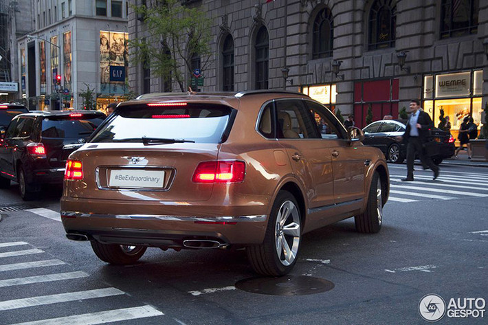 Theo CEO Bentley vừa công bố, Nữ hoàng Anh Elizabeth II đã đặt mua Bentayga, mẫu SUV đầu tiên trong lịch sử của hãng.