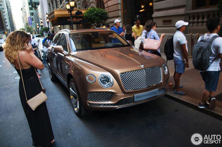 Một chiếc siêu SUV Bentley Bentayga bất ngờ xuất hiện trên đường phố New York, Mỹ đã thu hút được rất nhiều sự chú ý của người dân hiếu kỳ đến chiêm ngưỡng.