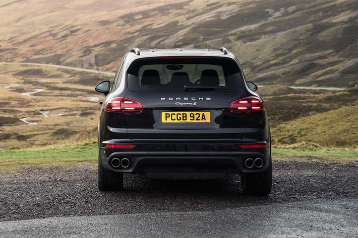 Sau vụ bê bối Dieselgate của tập đoàn mẹ Volkswagen (VW), mẫu xe Porsche Cayenne phiên bản động cơ dầu không được bán ra tại Mỹ. Tập đoàn Volkswagen đã tuyên bố sẽ không đưa động cơ diesel của mình trở lại Mỹ và Porsche vẫn tiếp tục sử dụng các động cơ diesel của VW.