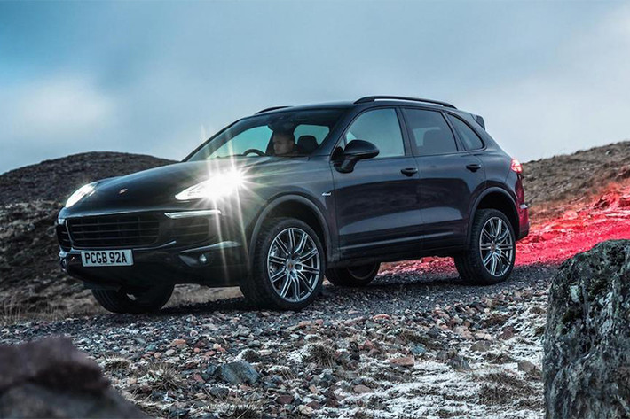 Theo báo cáo của Porsche tại Anh quốc, mới đây đã công bố chi tiết về tương lai của động cơ dầu. Như vậy, hãng xe thể thao Đức sẽ không bỏ rơi động cơ diesel này hoàn toàn mà nó sẽ tiếp tục xuất hiện trên chiếc xe SUV hạng sang Porsche Cayenne phiên bản mới.