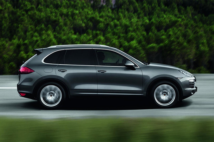 Mặc dù có ý kiến cho rằng việc loại bỏ hoàn toàn động cơ diesel là không cần thiết, nhưng theo giám đốc điều hành của Porsche - ông Oliver Blume cho hay, “động cơ diesel không quá quan trọng với hãng”. Các mẫu xe diesel hiện chỉ chiếm 15% doanh số toàn cầu và chủ yếu phổ biến tại thị trường châu Âu, có nguồn gốc từ các công ty khác trong tập đoàn.