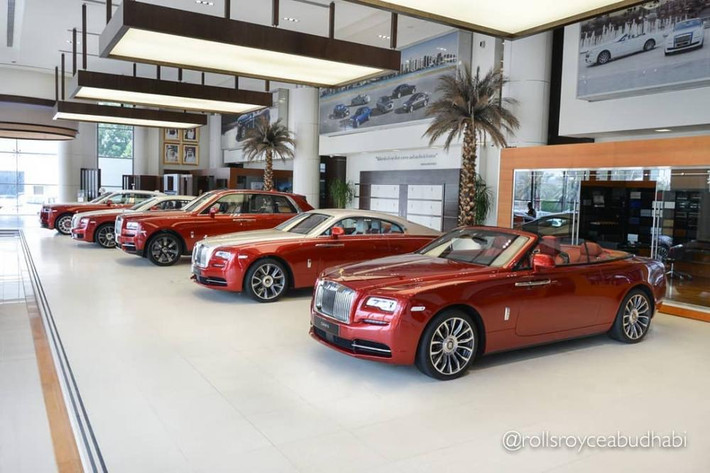 Được biết, đây là một đại lý Rolls-Royce tại Các Tiểu vương quốc Ả Rập Thống nhất có không dưới 20 chiếc xe siêu sang Anh quốc cho các khách hàng "xem mắt". Tuy nhiên, họ lại cho trưng bày 1 dàn xe đồng màu và có đầy đủ các phiên bản như Rolls-Royce Ghost Series II, Wraith, Dawn, Phantom VIII và đặc biệt nhất chính là "gã khổng lồ" Cullinan.