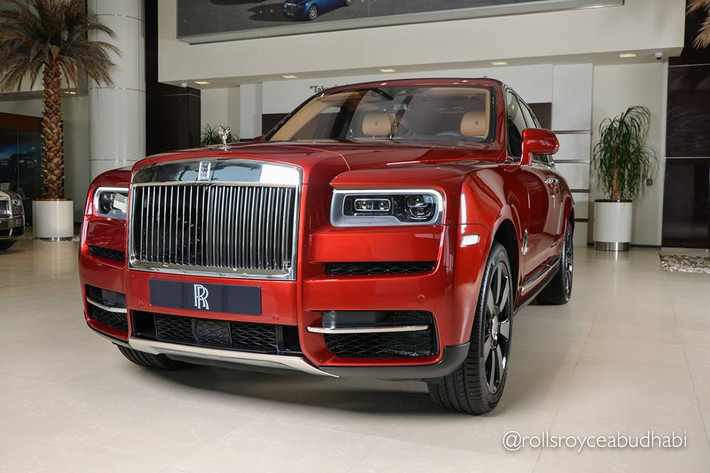 Điểm nhấn của chiếc SUV siêu sang Rolls-Royce Cullinan chính là các chi tiết quen thuộc như lưới tản nhiệt "lò sưởi", thanh chia hốc gió trước, tay nắm cửa, nẹp sườn... được mạ crôm sáng bóng. Bên cạnh đó còn có logo Spirit of Ecstasy màu bạc hay bộ mâm đa chấu của xe sơn 2 màu đối lập.