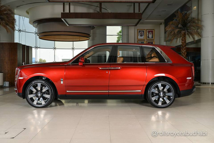 Cản va trước/sau của chiếc Cullinan tại đại lý Rolls-Royce tại Các Tiểu vương quốc Ả Rập Thống nhất được sơn 2 màu đen nhám và xám. Ốp sườn cũng hoàn thành với màu sơn đen tạo điểm nhấn.