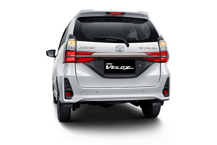 Ở phiên bản nâng cấp facelift mới, Toyota đã sửa đổi kiểu dáng xe khiến nó trở nên sang trọng hơn trước, phần đầu xe sở hữu mặt ca-lăng ấn tượng được lấy cảm hứng từ đàn anh Toyota Alphard, đèn sương mù phía trước, ăng-ten vây cá mập và cánh lướt gió là trang bị tiêu chuẩn.