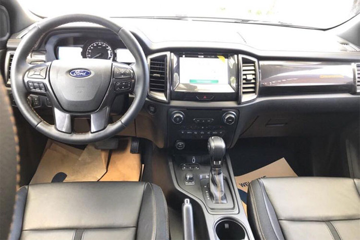 Bên trong chiếc Ford Ranger Wildtrak 2018 mới về Việt Nam là nội thất bọc da màu đen thể thao, nút bấm khởi động máy, mở cửa không cần chìa khóa và hệ thống thông tin giải trí SYNC 3 với màn hình cảm ứng 8 inch, hỗ trợ ứng dụng Apple CarPlay/Android Auto. Tiếp đến là tính năng điều khiển bằng giọng nói và kết nối Bluetooth.