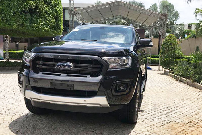 Hiện giá bán Ford Ranger 2018 tại Việt Nam vẫn chưa chính thức được công bố. Trong khi đó, giá tạm tính mà một số đại lý đưa ra cho mẫu xe bán tải này sẽ dao động từ 619 - 915 triệu đồng và dự kiến bán ra vào tháng 8/2018 tới đây. Đáng tiếc, trong danh mục Ford sẽ được bán tại Việt Nam trong thời gian tới không có sự xuất hiện của Raptor.