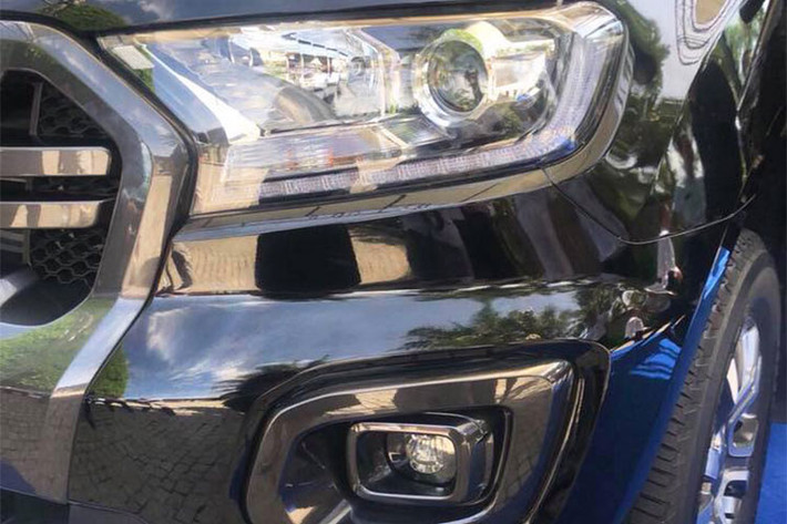 Về thiết kế, mặt trước Ford Ranger 2019 gây ấn tượng bằng lưới tản nhiệt tinh chỉnh trông tinh tế hơn, đèn pha sử dụng bóng bi-Xenon, đèn định vị LED. Các nhà thiết kế đã tạo nên nắp ca-pô gồ ghề, các khe hút gió ở cản trước và vòm bánh xe cơ bắp hơn so với các đối thủ cùng phân khúc.