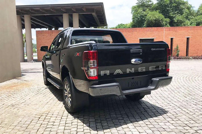 Kính chắn gió của xe được thiết kế ngả về phía sau sẽ giúp giảm lực cản không khí và tiếng gió. Vòng ra đằng sau, bạn sẽ thấy cửa thùng được dập logo "Ranger" như dấu hiệu nhận biết. Bên cạnh đó là tính năng EZ Lift Tailgate giúp người dùng đóng/mở cửa thùng sau bằng một tay.