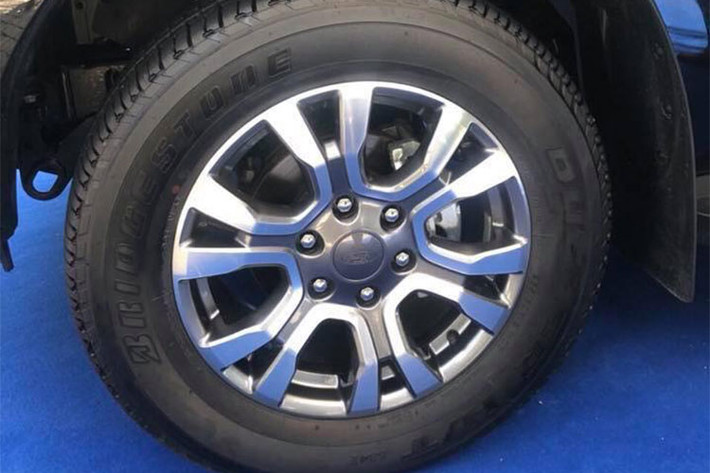 Những điểm nhấn phong cách khác bao gồm cụm đèn hậu thẳng đứng và cửa đuôi với dòng chữ Rangger cỡ lớn in phía sau. Bộ mâm hợp kim đa chấu với kích cỡ 18 inch vẫn không thay đổi nhiều so với trước đây.