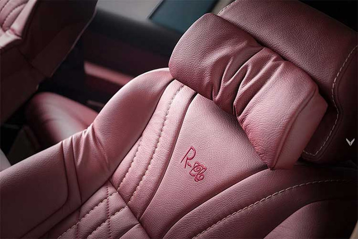 Da lộn Alcantara cũng được ốp trên một phần bệ để tay và sau lưng hàng ghế thứ nhất. Hơi đáng tiếc khi Vilner lại không sử dụng luôn chất liệu này để ốp cho trần xe, nơi vẫn được họ giữ nguyên chất liệu nguyên bản.