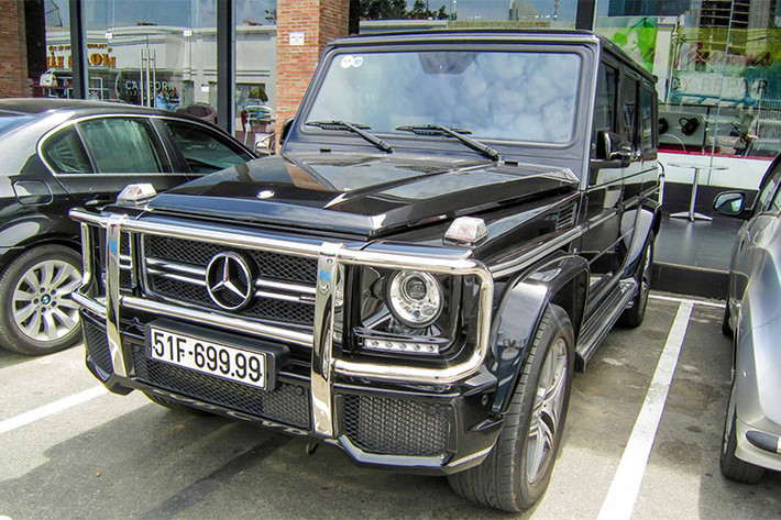 Thêm một chiếc xe Mercedes-Benz G63 AMG bị bắt gặp trên phố Sài Gòn với chiếc biển bốn số 9 đầy ấn tượng. Theo giới mê xe biển số đẹp cho hay, số 9 được cho là cửu hàm ý trường cửu và là anh cả trong các dãy số, vì thế biển tứ quý 9 mang hàm ý trường sinh bất lão.