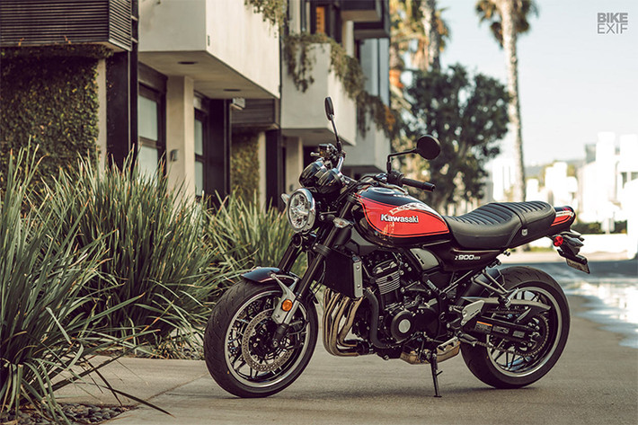 Không xuất hiện như dự kiến trong triển lãm Auto Expo 2018, chiếc xe môtô Kawasaki Z900RS được hãng mô tô Nhật Bản lặng lẽ xuất khẩu nguyên chiếc đến thị trường Ấn Độ. Chiếc Z900RS này mang phong cách hoài cổ, được lấy cảm hứng từ dòng Z1 trong thập niên 70.