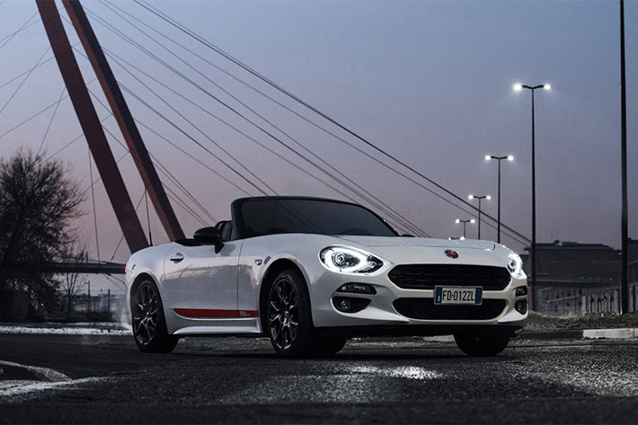 Mẫu xe Fiat 124 Spider S-Design mui trần bất ngờ lộ diện trươc ngày ra mắt tại triển lãm ôtô Geneva Motor Show 2018. Ở phiên bản mới này, xe sở hữu kiểu dáng năng động, thiết kế quyến rủ và ngoại thất bắt mắt.