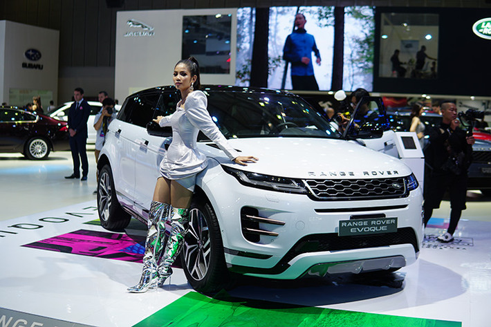 Nhà phân phối thương hiệu xe sang Anh Quốc Jaguar - Land Rover tại Việt Nam đã chính thức giới thiệu tới công chúng trong nước phiên bản mới của mẫu crossover ăn khách Range Rover Evoque 2019 mới. Sự xuất hiện của Evoque 2019 được đánh giá sẽ mang tới "làn gió mới" cho phân khúc crossover hạng sang thể thao tại thị trường Việt Nam, mảnh đất vốn đang thuộc về tay "ông lớn" Porsche Macan.