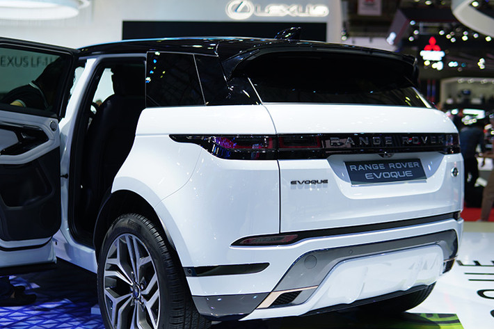 Hệ thống chiếu sáng của Evoque 2019 được lấy cảm hứng từ đàn anh Range Rover Sport với dải đèn LED chạy ban ngày. Hông xe đã được lược bỏ những đường cơ bắp và trở nên mềm mại hơn, đường gân dập ở bên dưới tay nắm ẩn vào trong thân xe và một đường kẻ màu đen chạy dọc từ đầu tới đuôi tạo điểm nhấn rõ rệt cho chiếc SUV này.