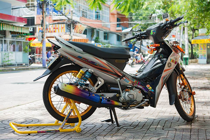 Được độ lại theo phiên bản Spark 110 và phong cách độ kiểng được ưa chuộng tại Thái Lan, mẫu xe số phổ thông Yamaha Sirius 110 không chỉ độc đáo và đẹp mắt, nó còn giúp người sử dụng điều khiển chiếc xe ổn định, mạnh mẽ và linh hoạt hơn trên mọi cung đường.