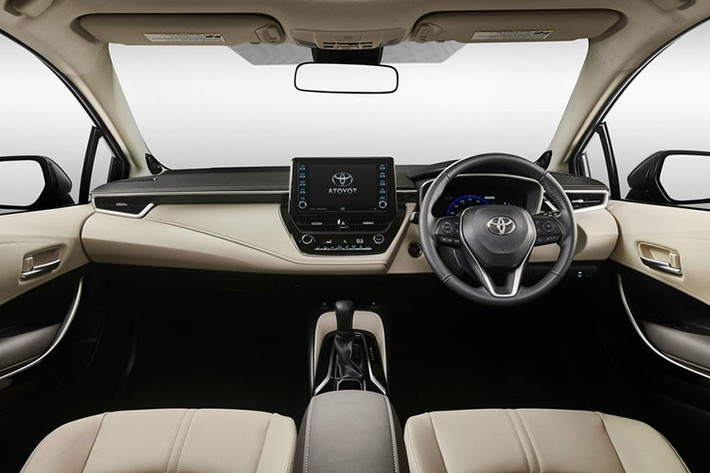 Như nhiều người mong đợi, Toyota Corolla Hybrid sẽ có cả chế độ lái thông thường Normal và thân thiện môi trường Eco, cũng như một chế độ xe điện EV chỉ vận dụng điện năng trên các quãng đường ngắn. Nhưng điểm đặc sắc là nó còn có một chế độ Sport mà gia tăng công suất tăng tốc.