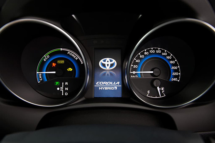Trên phương điện trang bị, Toyota Corolla Hybrid 2020 chạy trên bộ la-zăng hợp kim cỡ 15-inch với bộ lốp chống lật thấp, kèm tất cả công nghệ thông tin giải trí và an toàn mới nhất của nhà sản xuất. Cụ thể, xe có trang bị tiêu chuẩn hệ thống thông tin giải trí Entune 3.0 và màn hình cảm ứng cỡ 8-inch, cùng với 8 túi khí và Star Safety System.