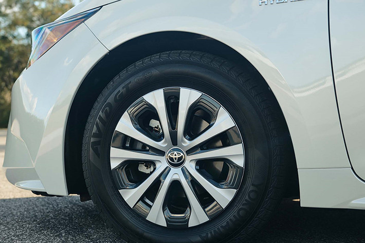 Động cơ mới trên Toyota Corolla Hybrid 2020 còn tích hợp một bộ vi sai “nạp trước” có thể truyền mô-men xoắn tới từng bánh trước độc lập để chống lại hiện tượng gia tốc “cao su” của nhiều hệ thống hybrid và cung cấp “phản ứng gia tốc tuyến tính mà có thể làm một số người bất ngờ.”