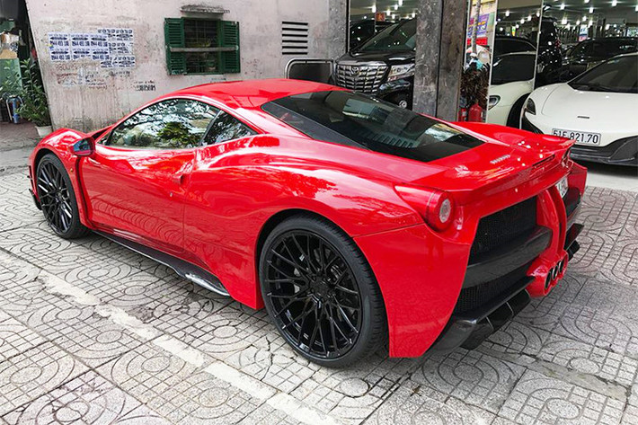 Gói độ Misha Designs dành cho chiếc xe Ferrari 458 Italia độ đôc này bao gồm cản va trước/sau, nắp capô và toàn bộ đuôi xe đều được thiết kế lại ấn tượng và cá tính hơn trước. Bên cạnh đó, ngoại hình xe được nới rộng thêm các vòm bánh xe tạo vẻ dữ dằn hơn so với nguyên bản.
