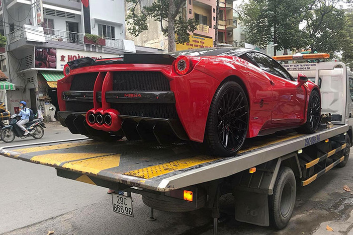 Bản độ Ferrari 458 Italia Misha Designs độc nhất Việt Nam được ra lò vào tháng 4/2018, sau đó siêu xe này tìm thấy chủ nhân mới là một người yêu xe tại Sài thành rồi chuyển sang showroom siêu xe tại Q5, TP HCM. Tuy nhiên, mới đây nó lại bị bắt gặp xuất hiện trở lại trên đường phố Hà Nội.