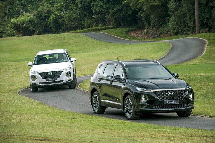 Hyundai SantaFe lần đầu tiên lọt Top 10 xe bán chạy nhất tại thị trường Việt Nam với doanh số 869 chiếc, tính chung từ đầu năm 2019 có 5.253 xe đến tay khách hàng. Hyundai Santa Fe hiện đang ở thế hệ mới vừa ra mắt khách hàng trong nước tháng 1/2019 với mức giá từ 995 đến 1.245 triệu đồng cạnh tranh trong phân khúc SUV 7 chỗ.