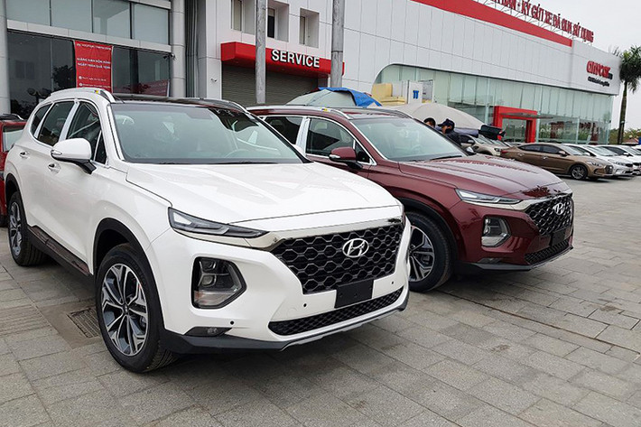 Trong tháng 7/2019, top 10 xe bán chạy nhất Việt Nam gây chú ý bởi hàng loạt mẫu xe biến mất trong bảng xếp hạng - đặc biệt là sự thống trị của hai thương hiệu ôtô là Toyota và Hyundai khi có đóng góp tới 6/10 mẫu xe trong top bán chạy nhất. Đáng chú ý, Hyundai SantaFe đã vượt mặt Honda CR-V vốn luôn có doanh số cao trong nhiều tháng trước.