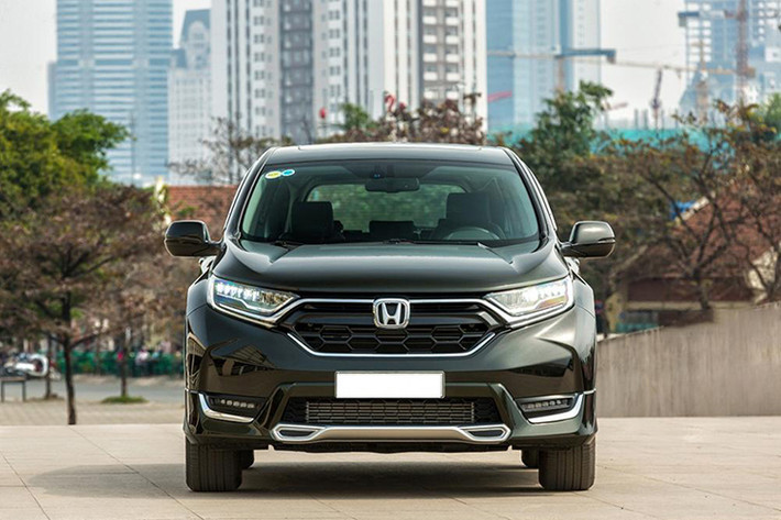 Tiếp tục vượt mặt Mazda CX-5 trong phân khúc, Honda CR-V đạt doanh số 826 chiếc đến tay khách hàng Việt và tính đến hết 7 tháng đầu năm 2019, mẫu CUV này đạt 8.930 chiếc xuất xưởng. Giá xe Honda CR-V tại Việt Nam hiện được niêm yết từ 983 đến 1.093 triệu đồng.