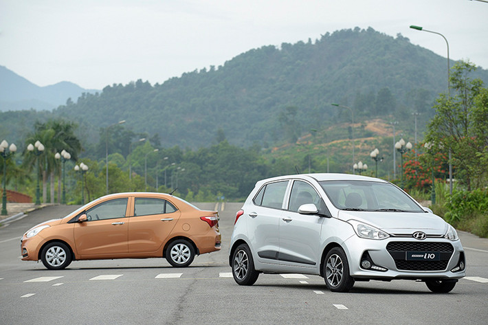 "Ông vua xe cỡ nhỏ" vẫn gọi tên Hyundai Grand i10 với 1.599 xe đến tay khách hàng. Cộng dồn doanh số hết 7 tháng đầu năm nay, mẫu xe hạng A này bán được 10.430 xe. Khách hàng mua xe Hyundai Grand i10 có mức giá dao động từ 315 đến 415 triệu đồng cùng 9 lựa chọn phiên bản khác nhau và đang phải cạnh tranh khốc liệt với nhiều đối thủ mới như VinFast Fadil, Honda Brio và Kia Morning...