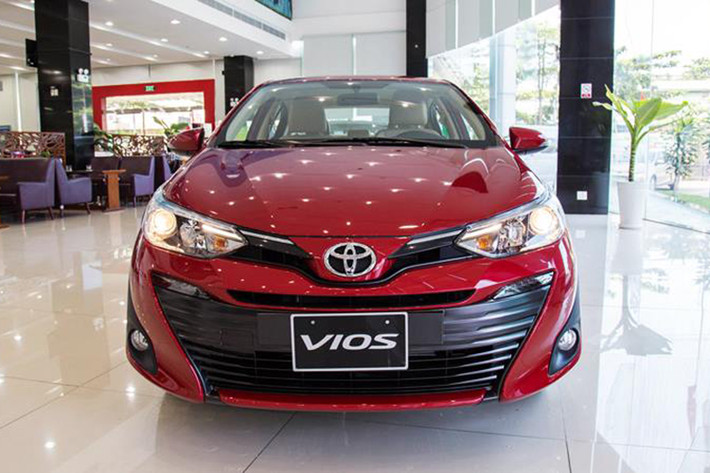 Dẫn đầu top 10 xe bán chạy nhất Việt Nam vẫn là "ông vua doanh số" Toyota Vios với 2.402 xe đến tay người tiêu dùng, giảm hơn 1.000 chiếc so với tháng trước đó. Tính hết 7/2019, mẫu xe hạng B của thương hiệu Nhật Bản có tổng cộng 14.853 chiếc, dẫn đầu hoàn toàn trong phân khúc và toàn thị trường. Hiện giá xe Toyota Vios niêm yết đang giảm từ 29-41 triệu đồng ở mức 490-570 triệu đồng tại Việt Nam.